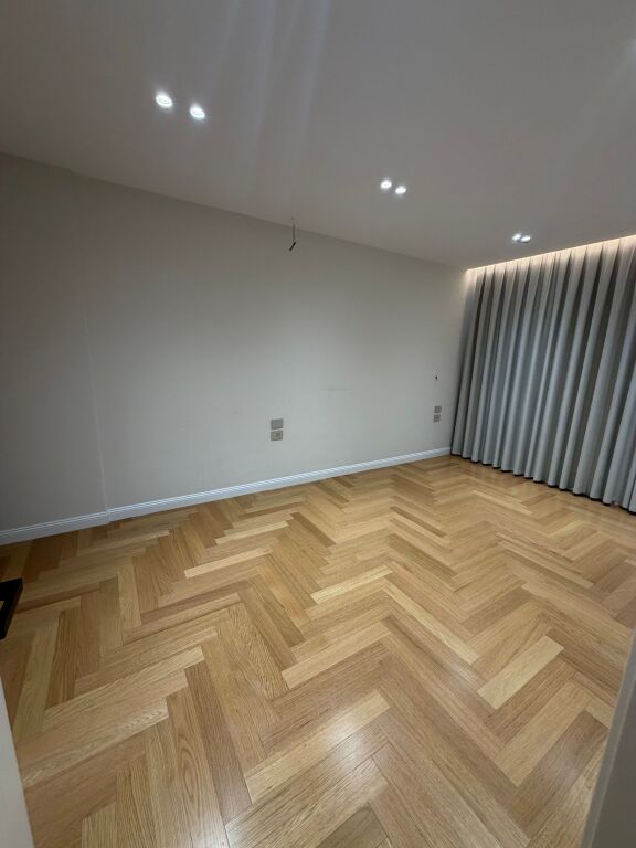 Jepen per qira dy ambiente per zyra tek Ish ekspozita, cmimi 1700 euro