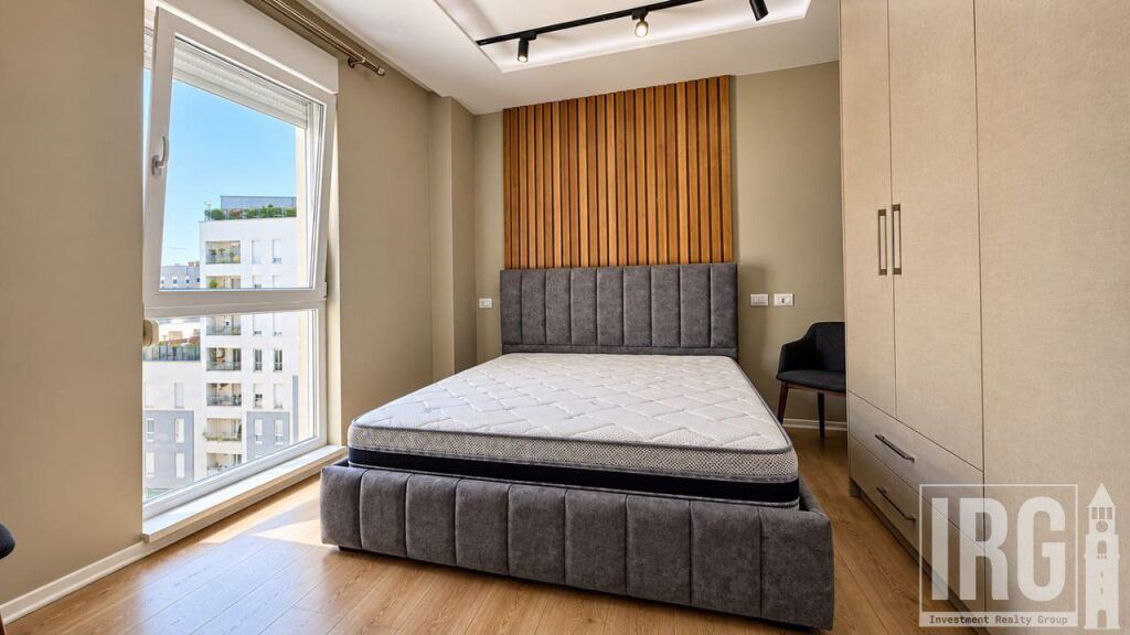 Shitet apartament 1+1 tek Rezidenca Magnet , Rruga e Kavajes , 21 Dhjetori , ish Parku i Autobusave , ish Fusha e Aviacionit .  Apartamenti disponon hipotekë dhe është një mundësi interesante edhe për investim, pasi ka qenë i dhënë me qira për 50,000 lekë/muaj dhe sapo është liruar.  • Sipërfaqe individuale: 44.2 m² * Sipërfaqe e përbashkët: 5 m² * Sipërfaqe e përgjithshme: 49.2 m² * Kati 7 * I mobiluar * Me hipotekë * Potencial i mirë investimi – qira e mëparshme 500,000 lekë/muaj 📍 Rezidenca Magnet  Cmimi eshte 14,200,000 ALL .  Per me shume informacion na kontaktoni !    indrit