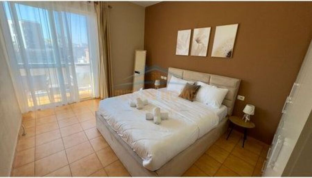 Shitet, Apartament 1+1, Rruga e Barrikadave, Tirane