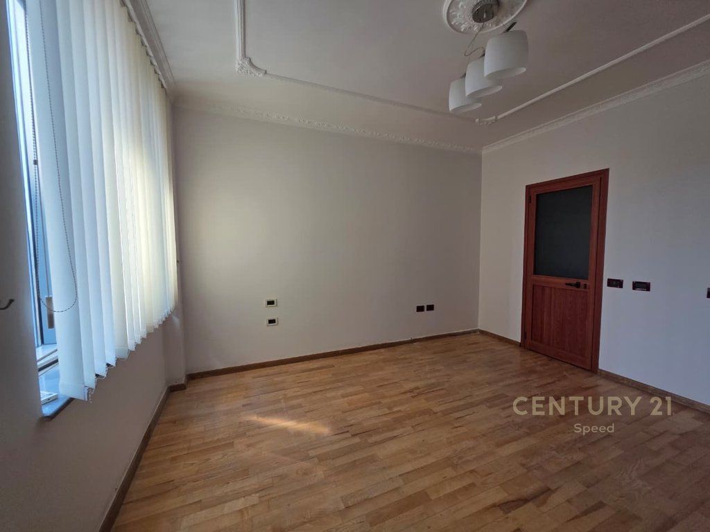 Apartament 2+1+2 per shitje ne Qender, perballe Toptanit