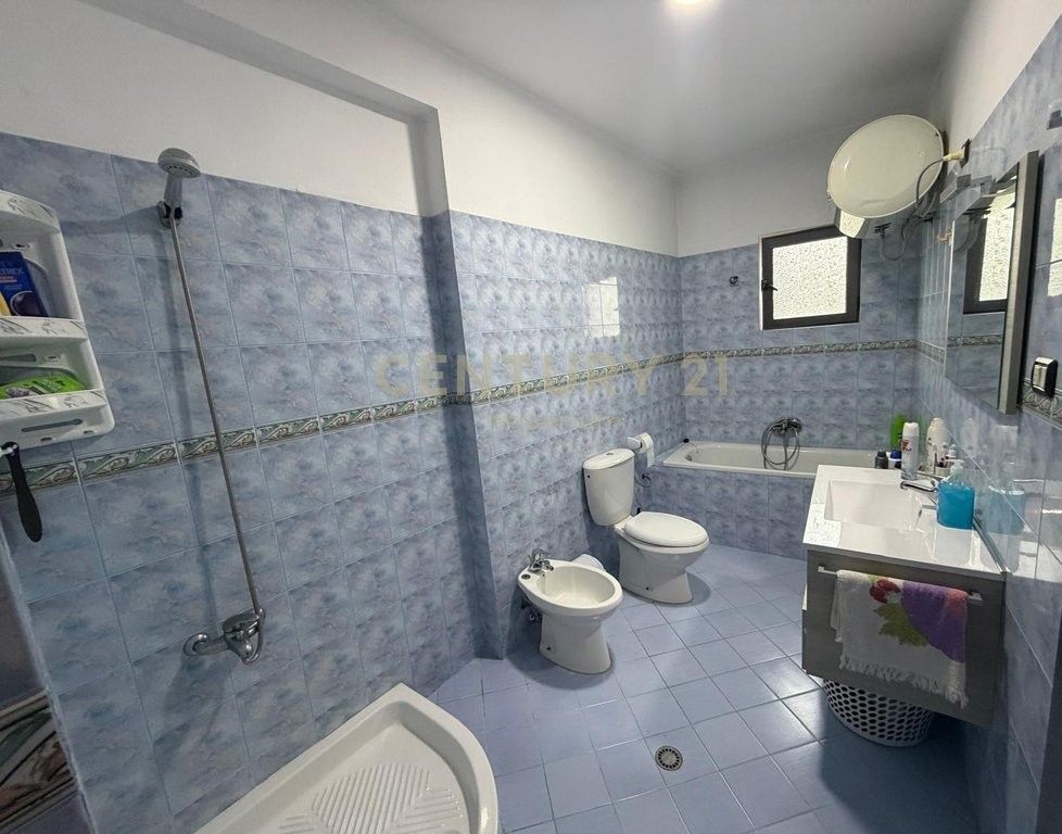 🏠 Jepet me qira apartament 2+1– Kati i dyte i nje vile ne Kombinat.