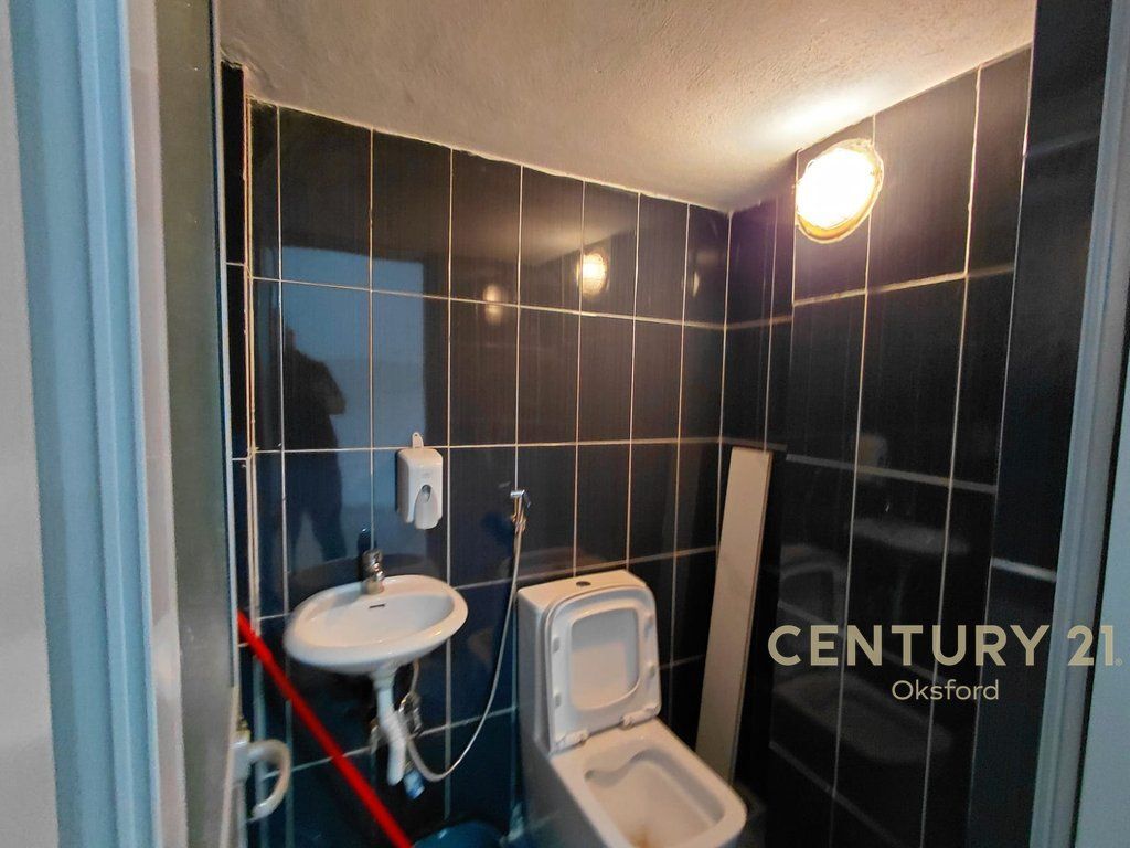 Locale commerciale in affitto – Negozio / Magazzino 500 € /Mese 50.000 Lek /Mese