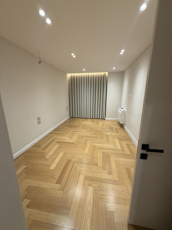 Jepen per qira dy ambiente per zyra tek Ish ekspozita, cmimi 1700 euro