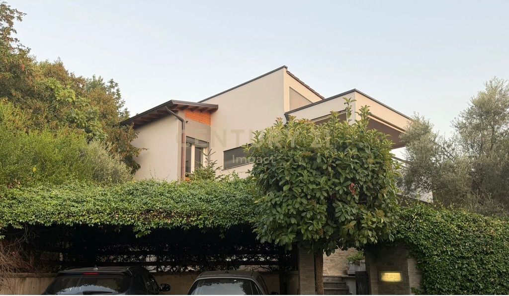 Vilë 4+1+3 tualete Me Qira në Long Hill Residence, Tiranë!