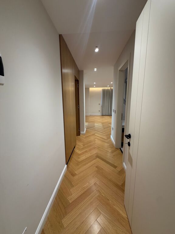 Jepen per qira dy ambiente per zyra tek Ish ekspozita, cmimi 1700 euro