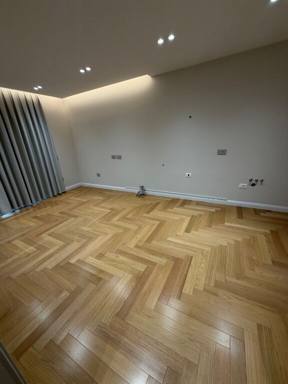 Jepen per qira dy ambiente per zyra tek Ish ekspozita, cmimi 1700 euro