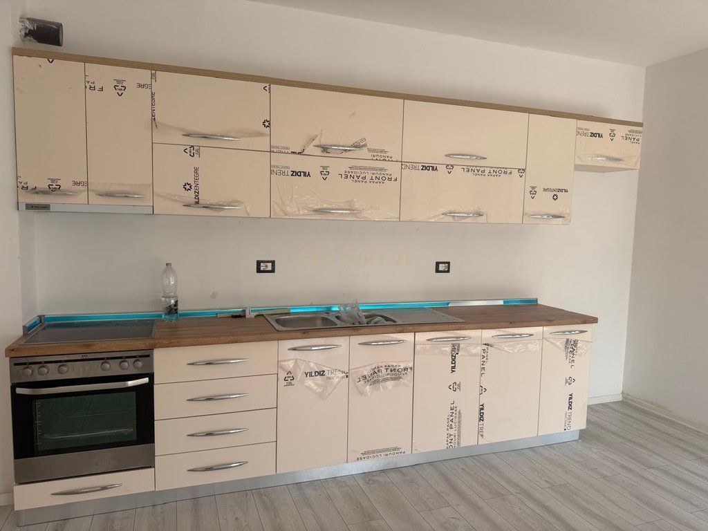 Apartament /Zyre 2+1+2 per qira Bulevardi i Ri , Kompleksi Ndregjoni