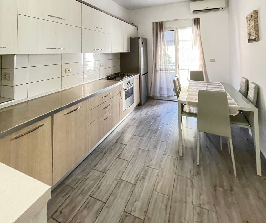 🏡 APARTAMENT 1+1 ME QIRA – BULEVARDI KRYESOR, DURRËS!