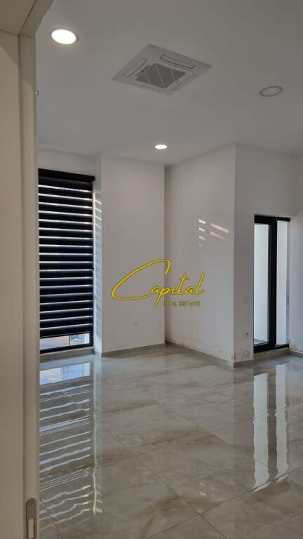 BUSINESS PREMISES FOR RENT 227 M2 KOMPELSKI FARMACIA 10 2,550 EURO