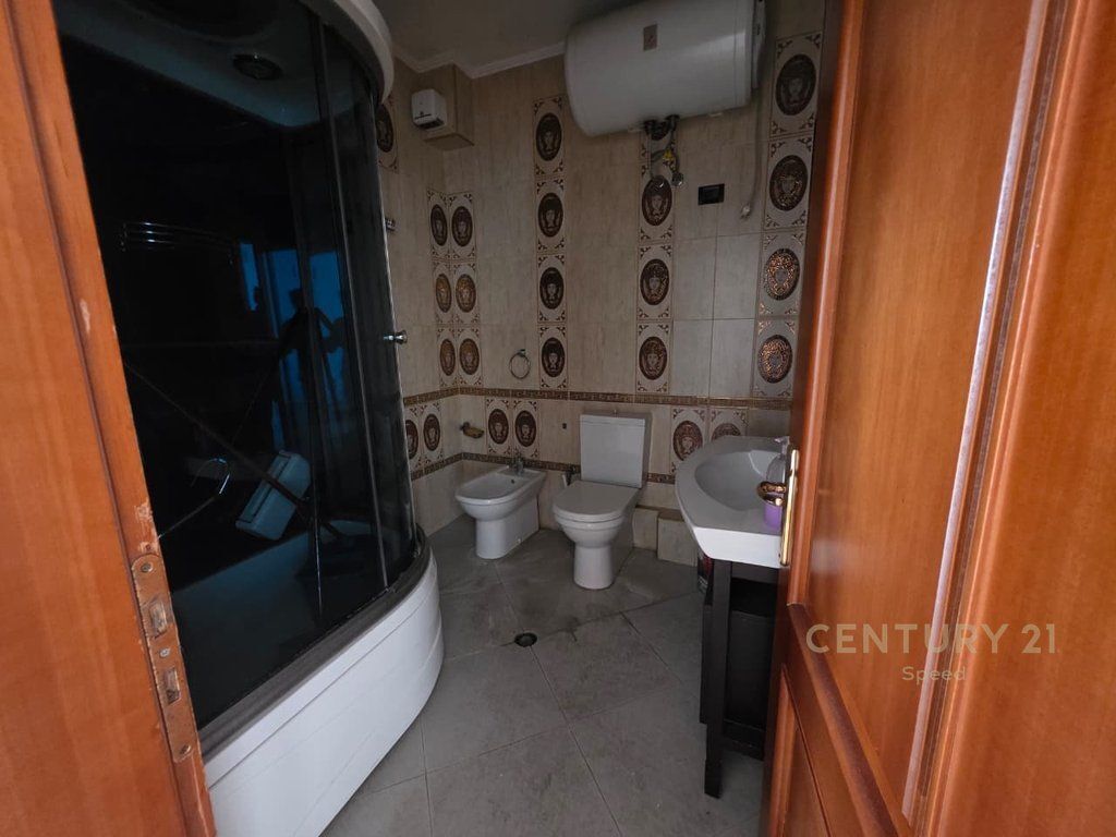 Apartament 2+1+2 per shitje ne Qender, perballe Toptanit