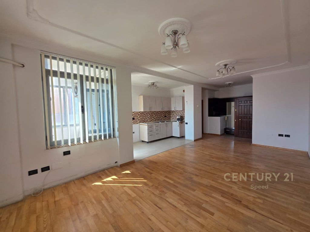 Apartament 2+1+2 per shitje ne Qender, perballe Toptanit