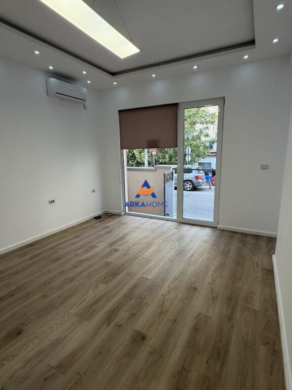 JEPET ME QERA AMBIENT BIZNESI 22 M2 "KOMUNA E PARISIT" 40.000 LEKE