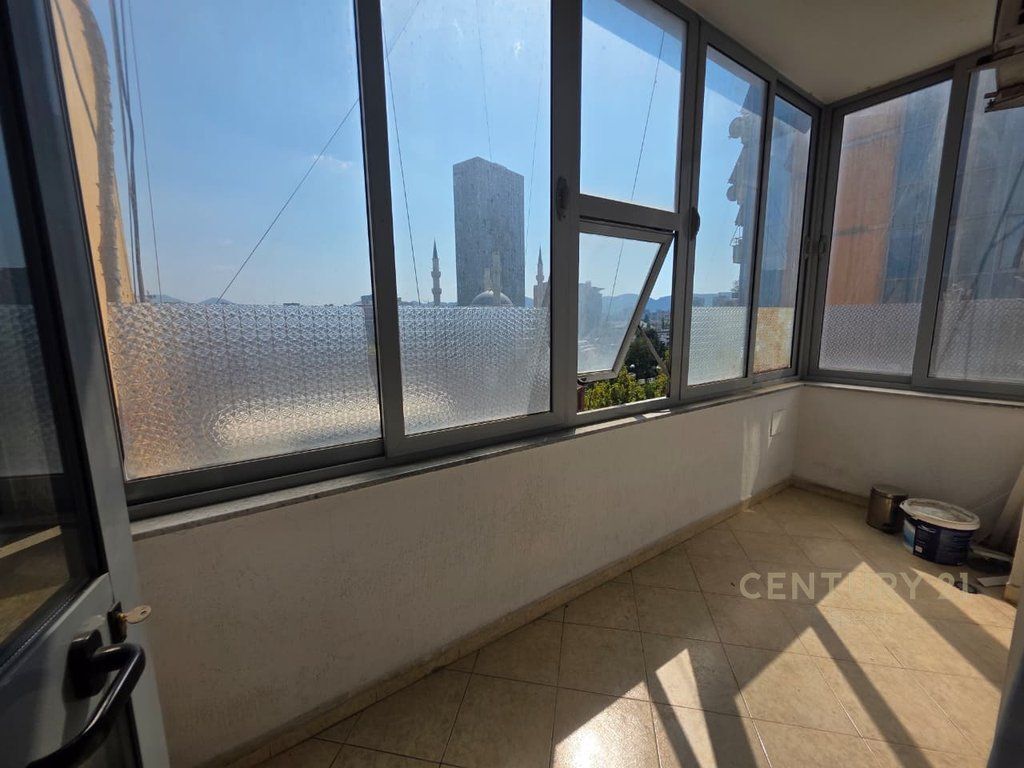 Apartament 2+1+2 per shitje ne Qender, perballe Toptanit