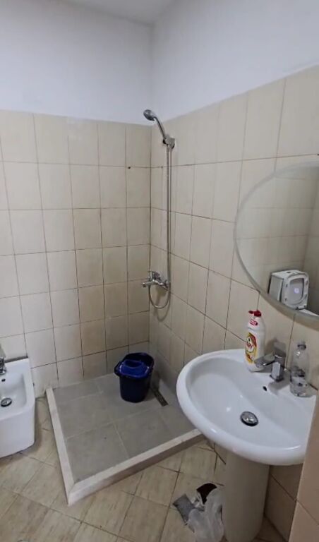 Appartamento 2+1 in affitto vicino all'Ospedale Universitario Shefqet Ndroqi, Villa Tedesca  ID 5511