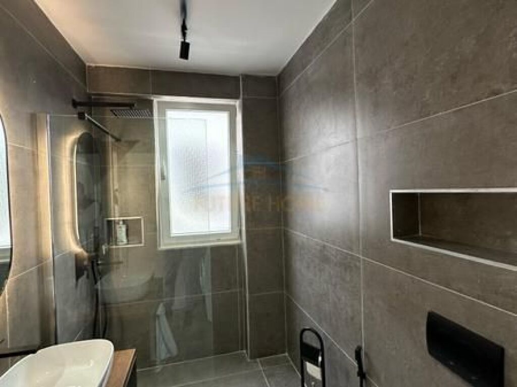 Shitet, Apartament 2+1, Shkoze, Tiranë.