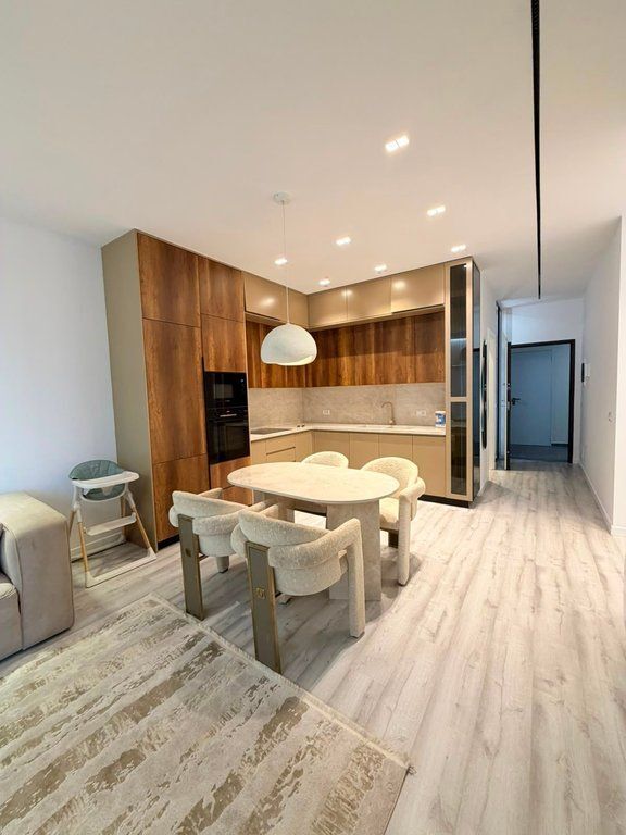 APARTAMENT 2+1 PËR QIRA – KOMPLEKSI EMERALD, RRUGA 5 MAJI 1,000 € /Muaj