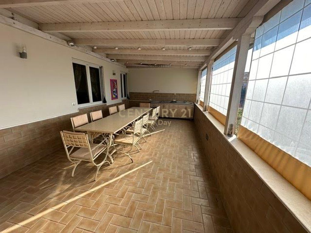 Shitet Apartament 2+1+2 , zona Mali Robit.