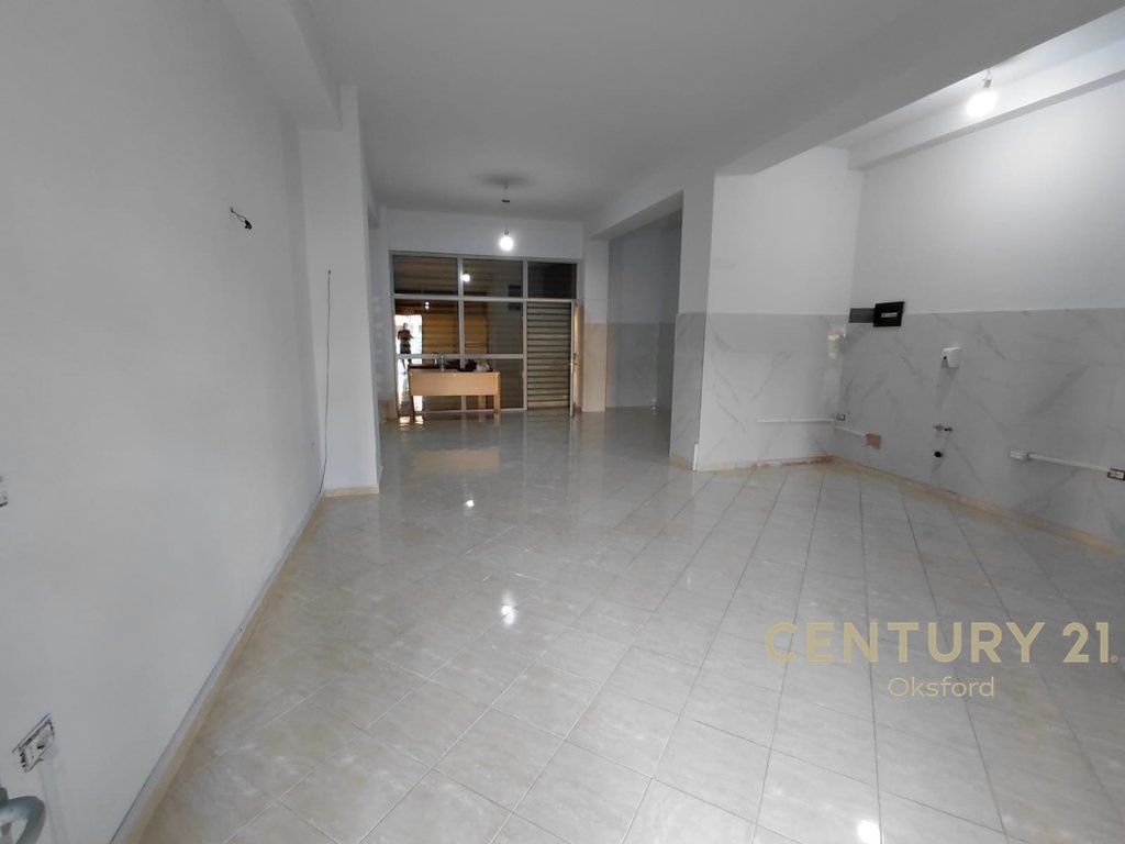 Locale commerciale in affitto – Negozio / Magazzino 500 € /Mese 50.000 Lek /Mese