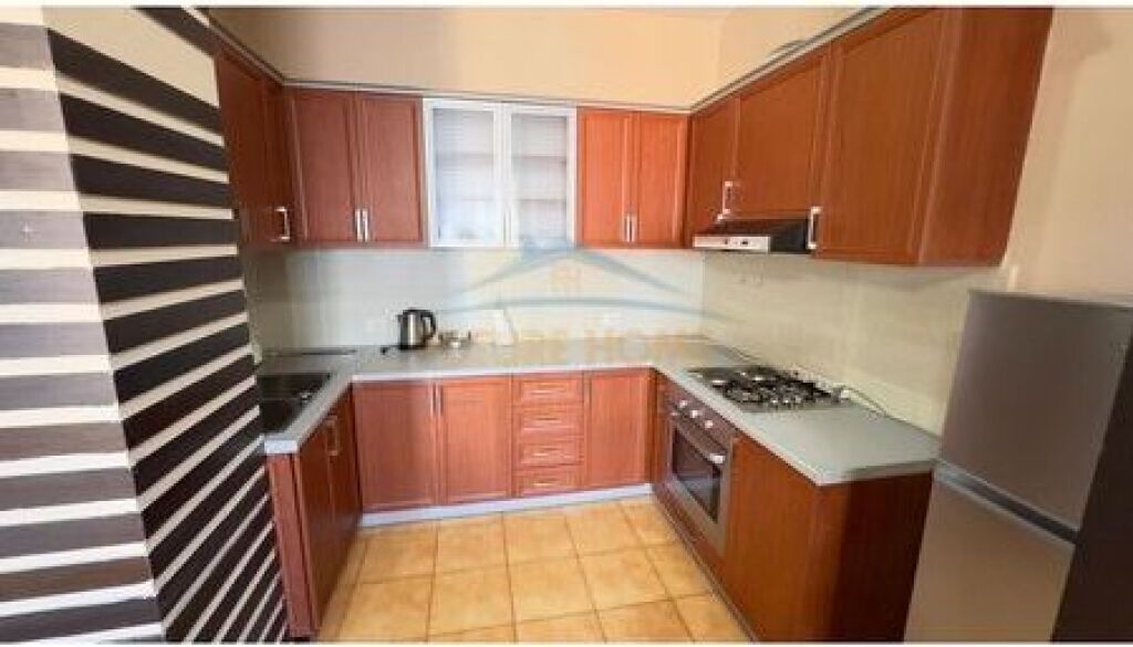 Shitet, Apartament 1+1, Rruga e Barrikadave, Tirane