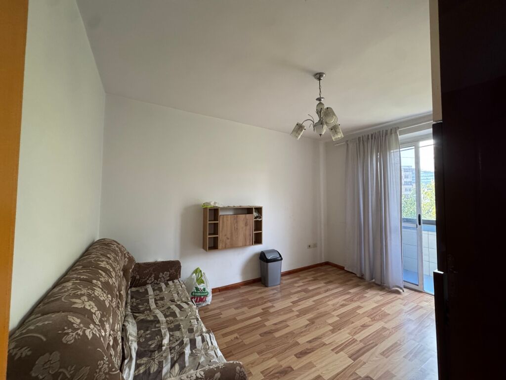SHITET APARTAMENT 2\+1 – PËRBALLË SHKOLLËS “HARRY FULTZ”**