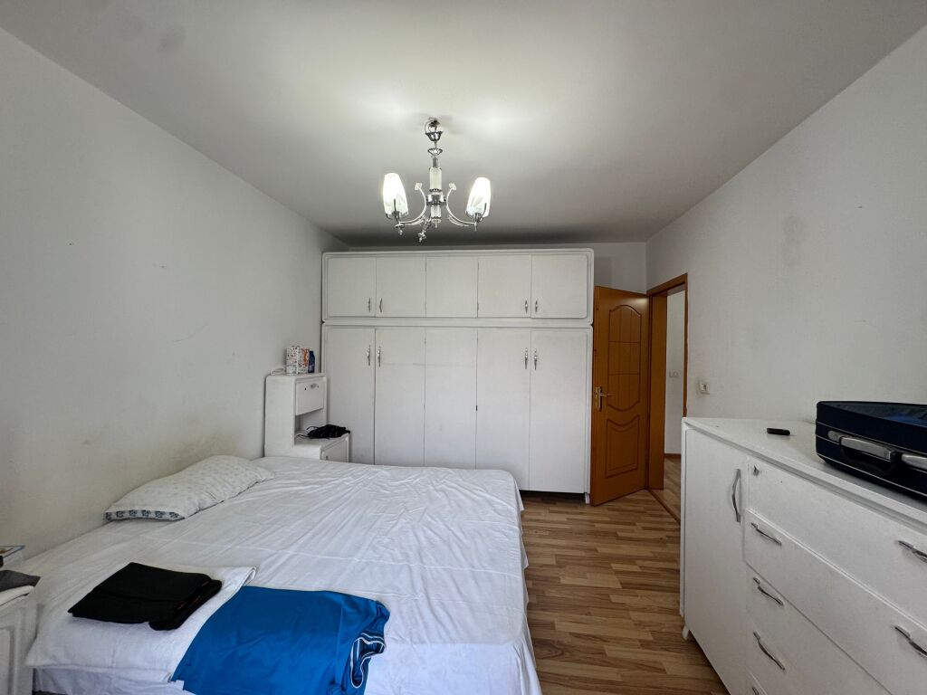 SHITET APARTAMENT 2\+1 – PËRBALLË SHKOLLËS “HARRY FULTZ”**