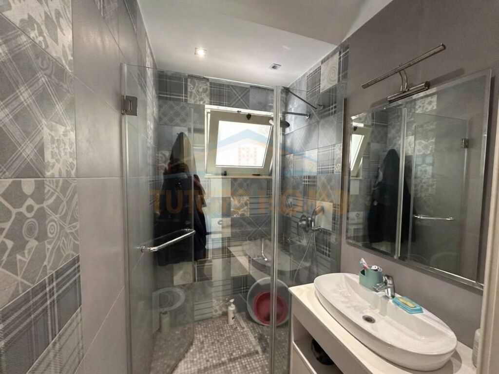 Rent, Apartment 3+1+2+ Veranda, 4 Deshmoret Street, Tirana.