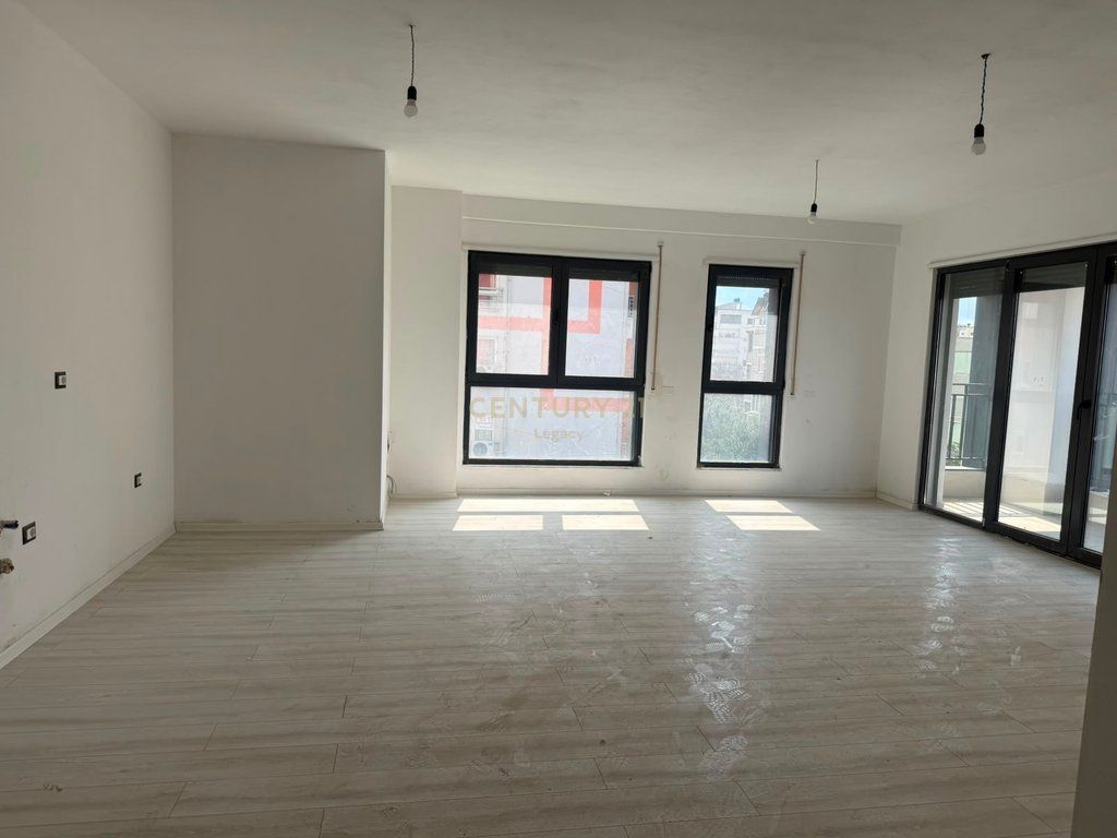 Apartament /Zyre 2+1+2 per qira Bulevardi i Ri , Kompleksi Ndregjoni