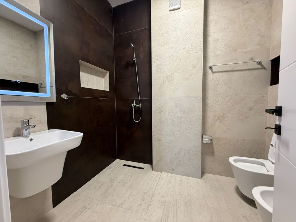 JEPET ME QIRA – KOMPLEKSI AURA  📍 Tiranë 🛏️ 2+1+2