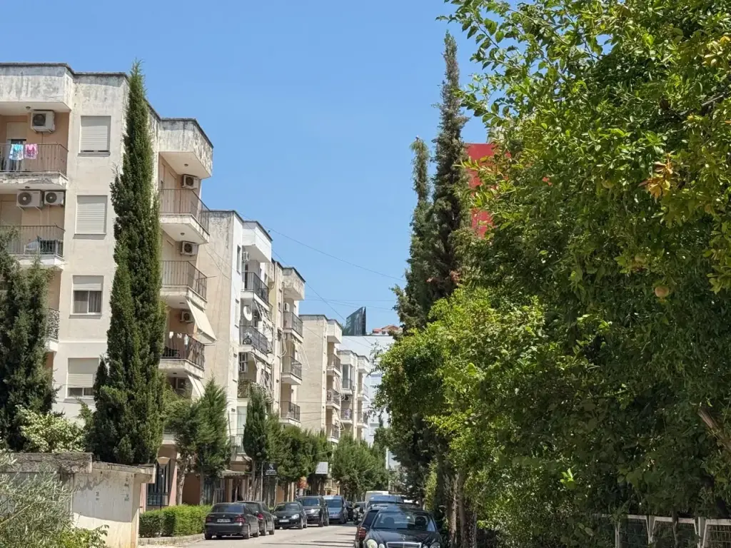 Shitet Apartament 2+1 + ballkon , " Golem ", Durrës.