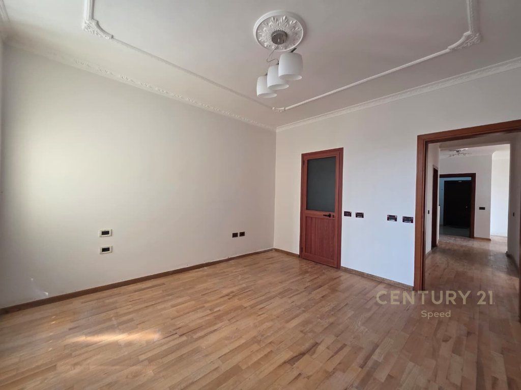 Apartament 2+1+2 per shitje ne Qender, perballe Toptanit