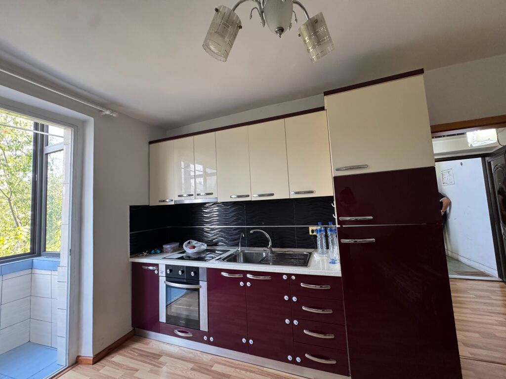 SHITET APARTAMENT 2\+1 – PËRBALLË SHKOLLËS “HARRY FULTZ”**