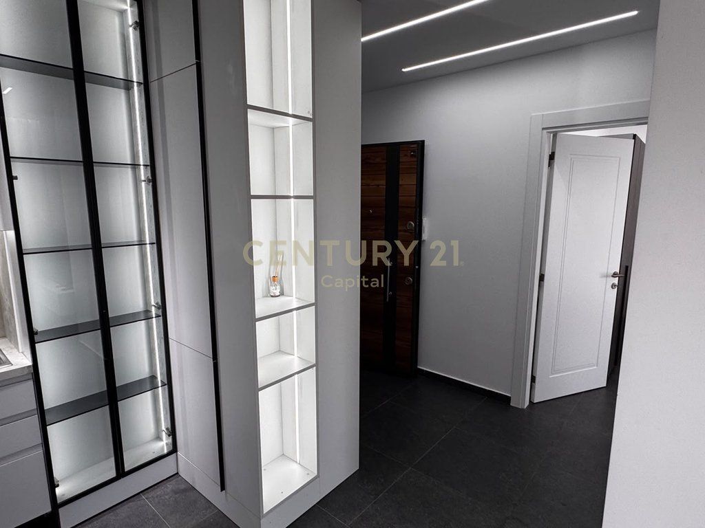 APARTAMENT 1+1 ME QIRA – BULEVARDI I RI 650 € /Muaj 60,000 Lekë /Muaj