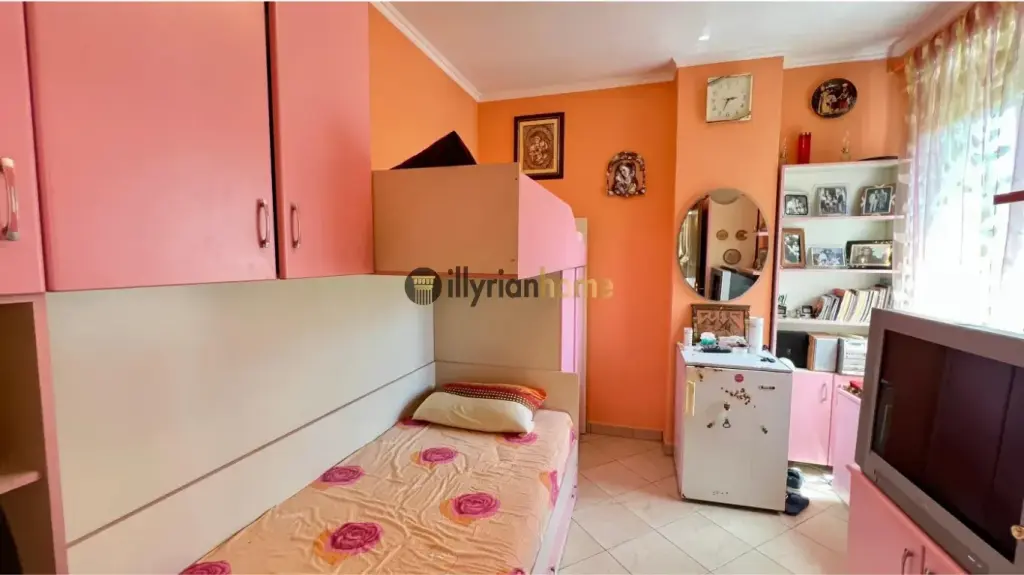 Shitet Apartament 2+1 + ballkon , " Golem ", Durrës.