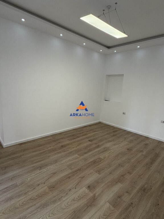 JEPET ME QERA AMBIENT BIZNESI 22 M2 "KOMUNA E PARISIT" 40.000 LEKE