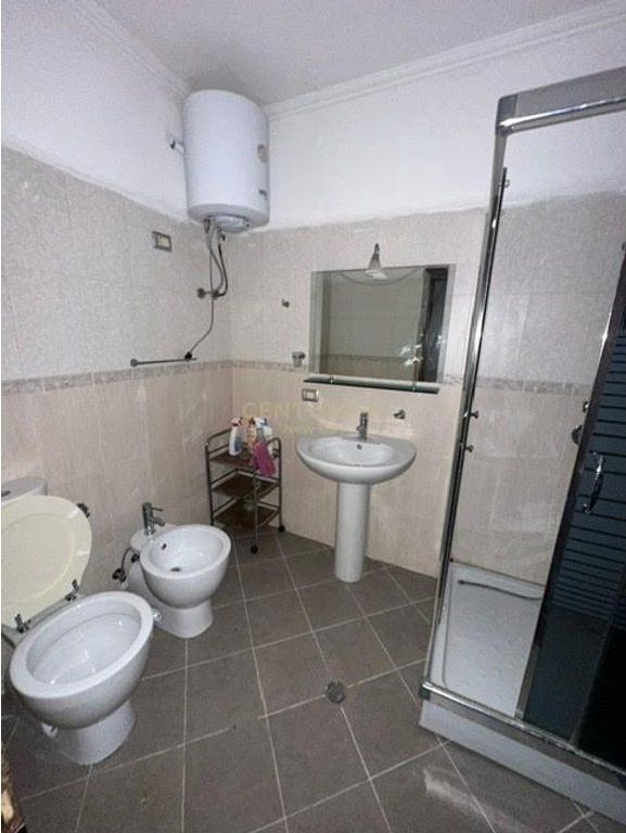 Shitet Apartament 2+1+2 , zona Mali Robit.