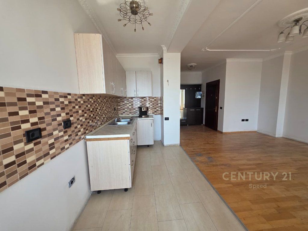Apartament 2+1+2 per shitje ne Qender, perballe Toptanit