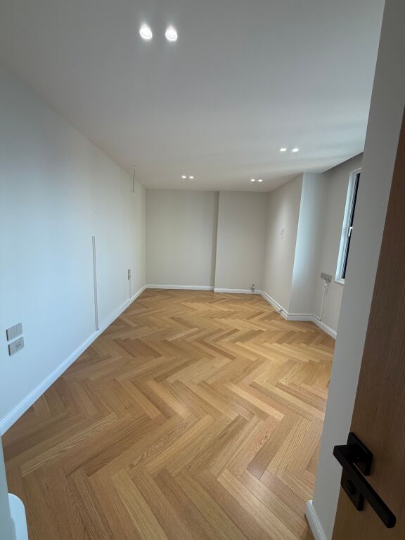 Jepen per qira dy ambiente per zyra tek Ish ekspozita, cmimi 1700 euro