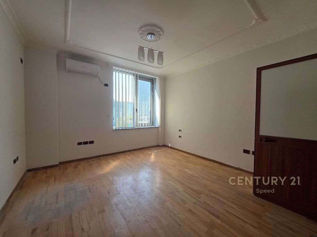 Apartament 2+1+2 per shitje ne Qender, perballe Toptanit