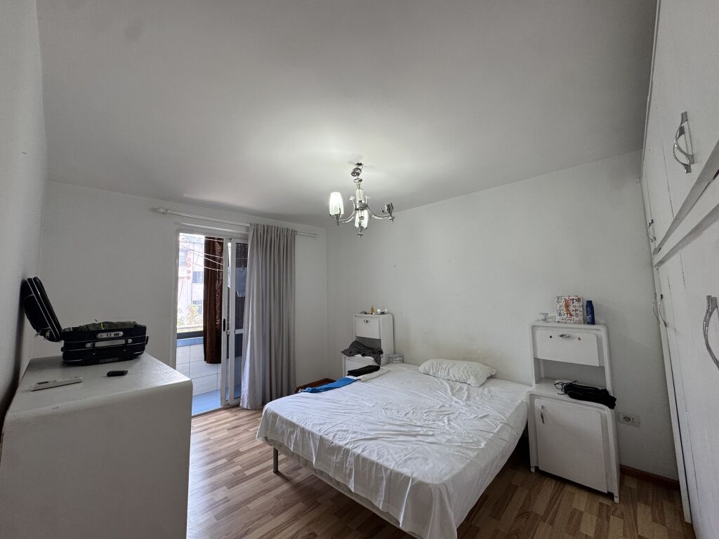 SHITET APARTAMENT 2\+1 – PËRBALLË SHKOLLËS “HARRY FULTZ”**
