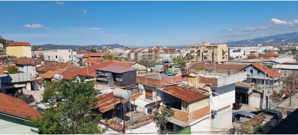 Vilë 2-Katëshe për Shitje në Yrshek!