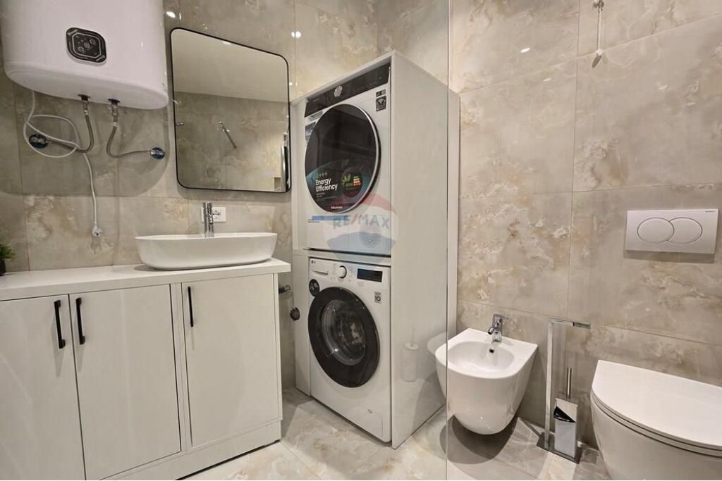 Apartament - Për Qira/Qiradhënie - Pamje Liqeni, Tiranë
