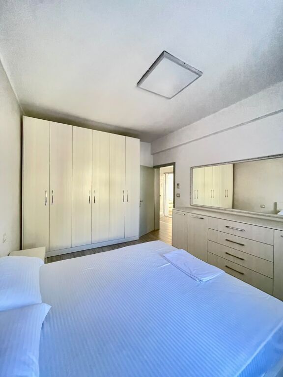 🏡 APARTAMENT 1+1 ME QIRA – BULEVARDI KRYESOR, DURRËS!