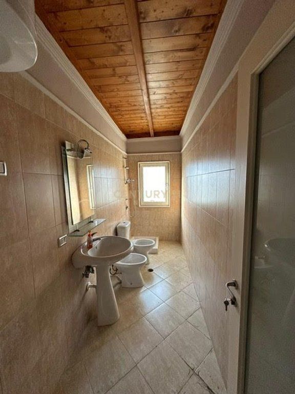 Shitet Apartament 2+1+2 , zona Mali Robit.