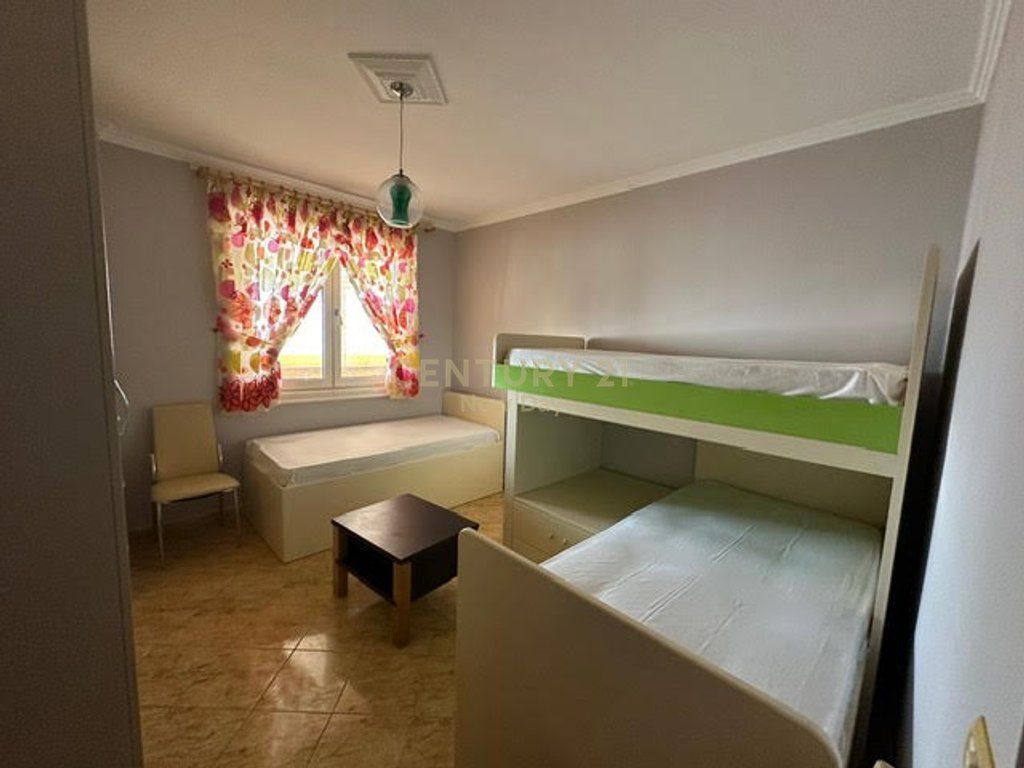 Shitet Apartament 2+1+2 , zona Mali Robit.