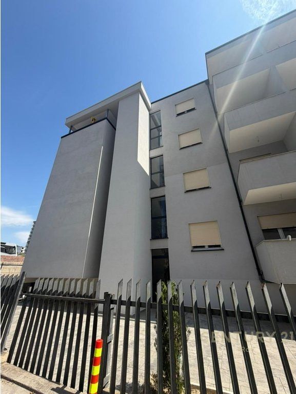 EKSKLUZIVE ! SHITET APARTAMENT 1+1 TEK SHKEMBI I KAVAJES !