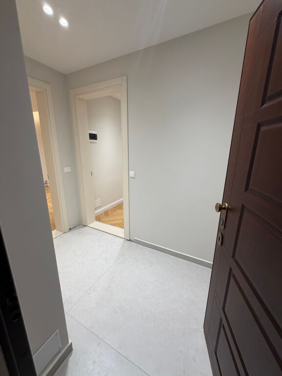 Jepen per qira dy ambiente per zyra tek Ish ekspozita, cmimi 1700 euro
