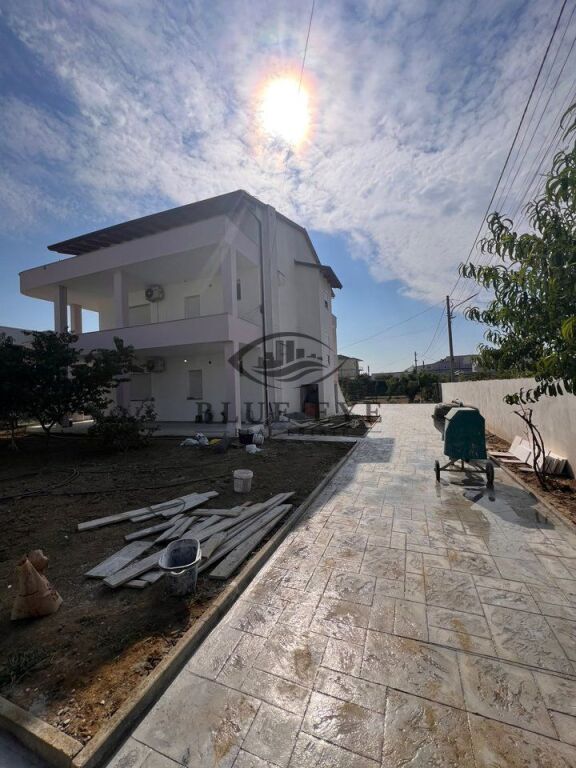 🏡 VILË 3-KATËSHE ME QIRA NE ZONEN E SHKOZETIT!