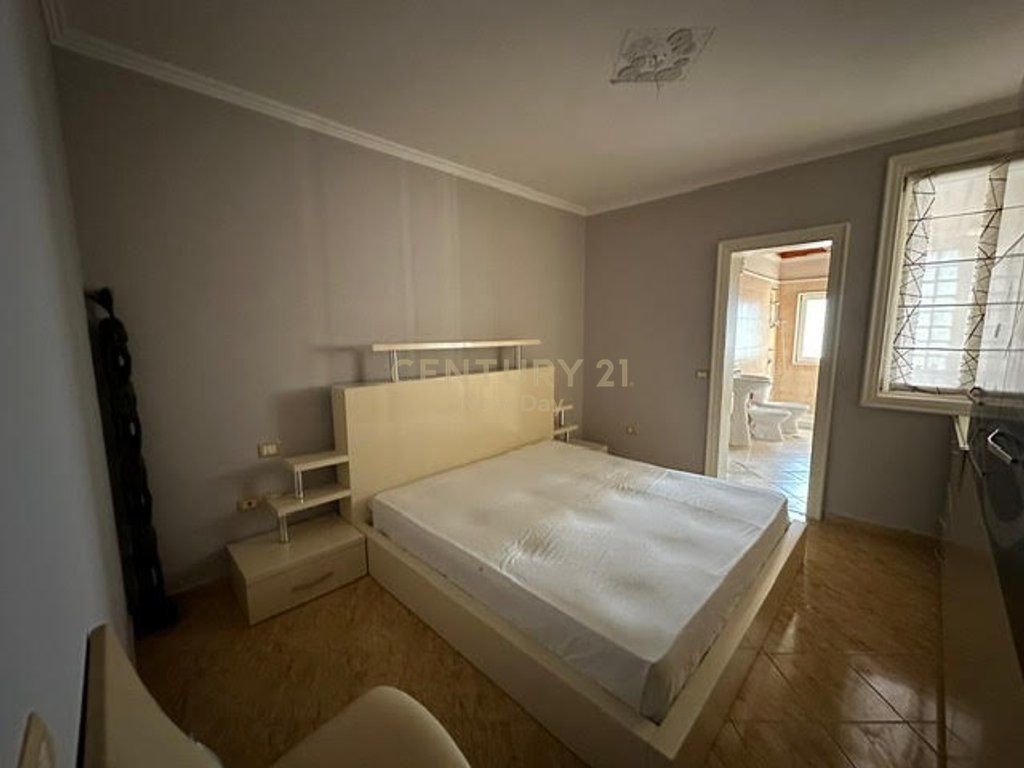 Shitet Apartament 2+1+2 , zona Mali Robit.