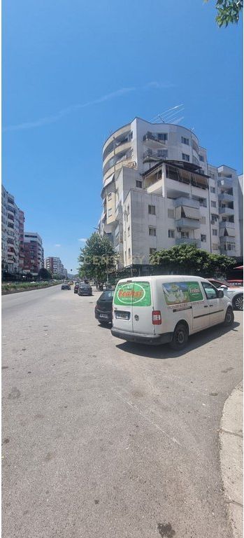 3 Poste Parkimi në Shitje pranë Rrethit të Astirit!