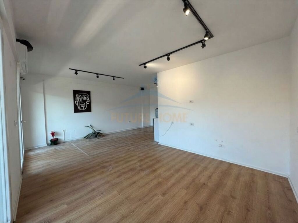 Qera, Ambient per zyra, Komuna e Parisit, Tirane